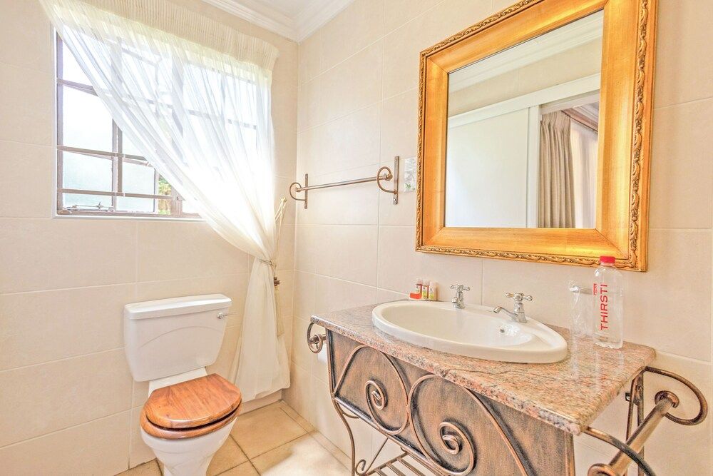 Afrique Boutique Hotel O.R. Tambo Luxury Room with 3/4 Beds (1) 16