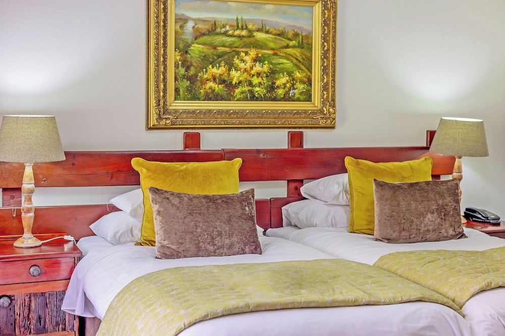 Afrique Boutique Hotel O.R. Tambo Luxury Room with 3/4 Beds (1) 3
