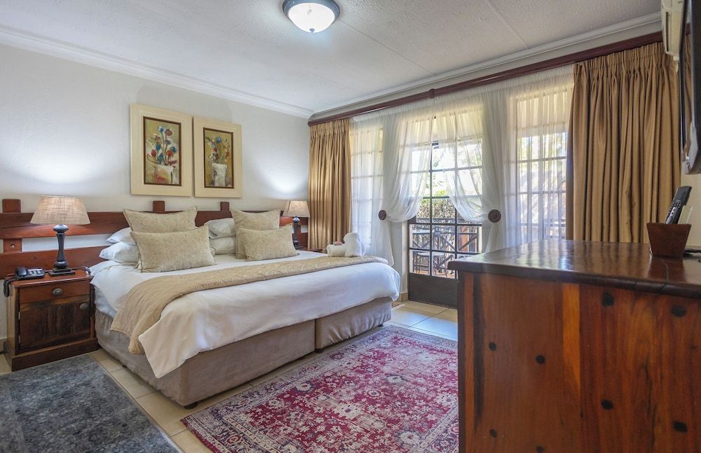 Afrique Boutique Hotel O.R. Tambo Luxury Double Room (4)