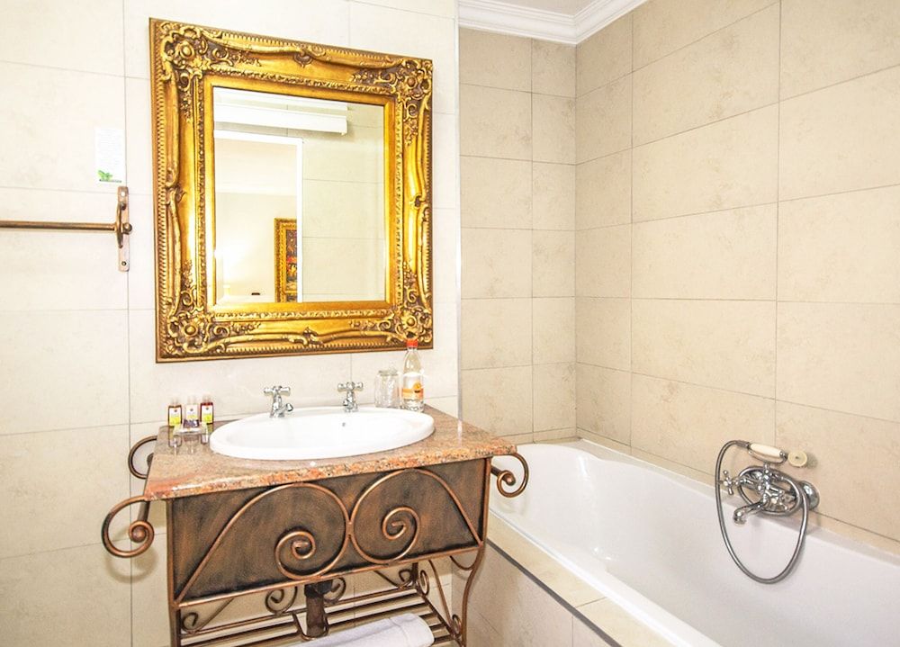 Afrique Boutique Hotel O.R. Tambo Luxury Room with 3/4 Beds (1) 12