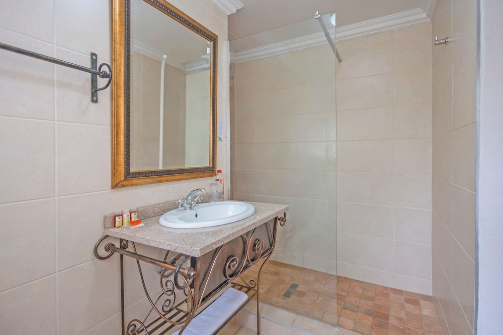 Afrique Boutique Hotel O.R. Tambo Luxury Room with 3/4 Beds (1) 17