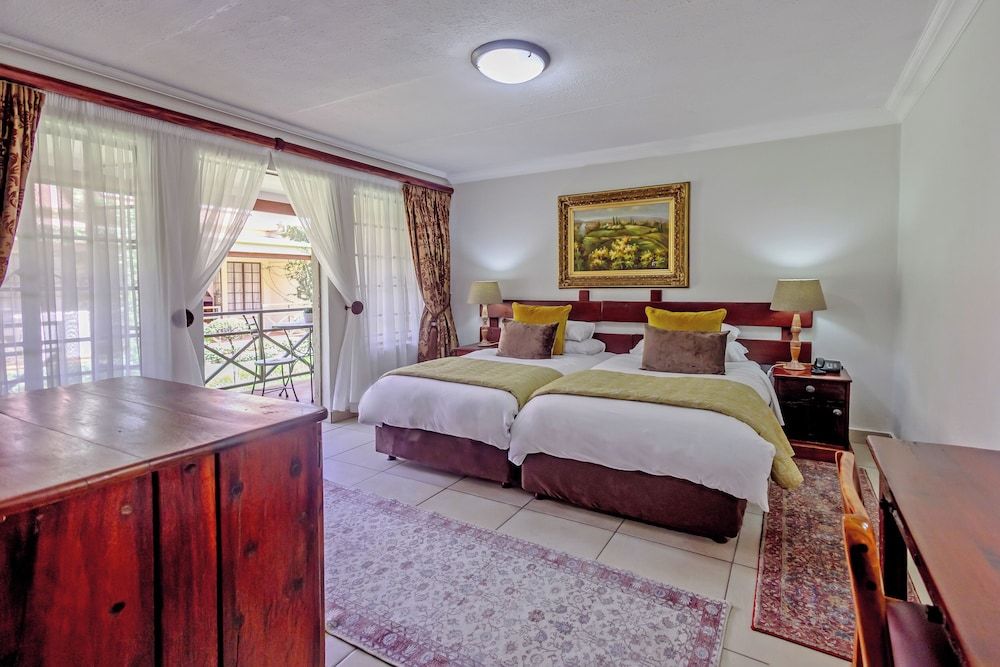 Afrique Boutique Hotel O.R. Tambo Luxury Room with 3/4 Beds (1) 4