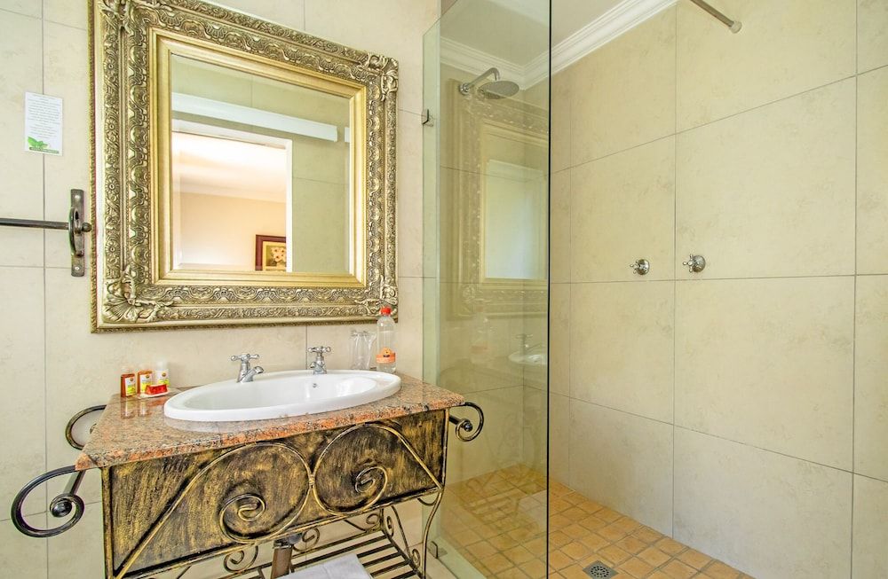 Afrique Boutique Hotel O.R. Tambo Luxury Room with 3/4 Beds (1) 13