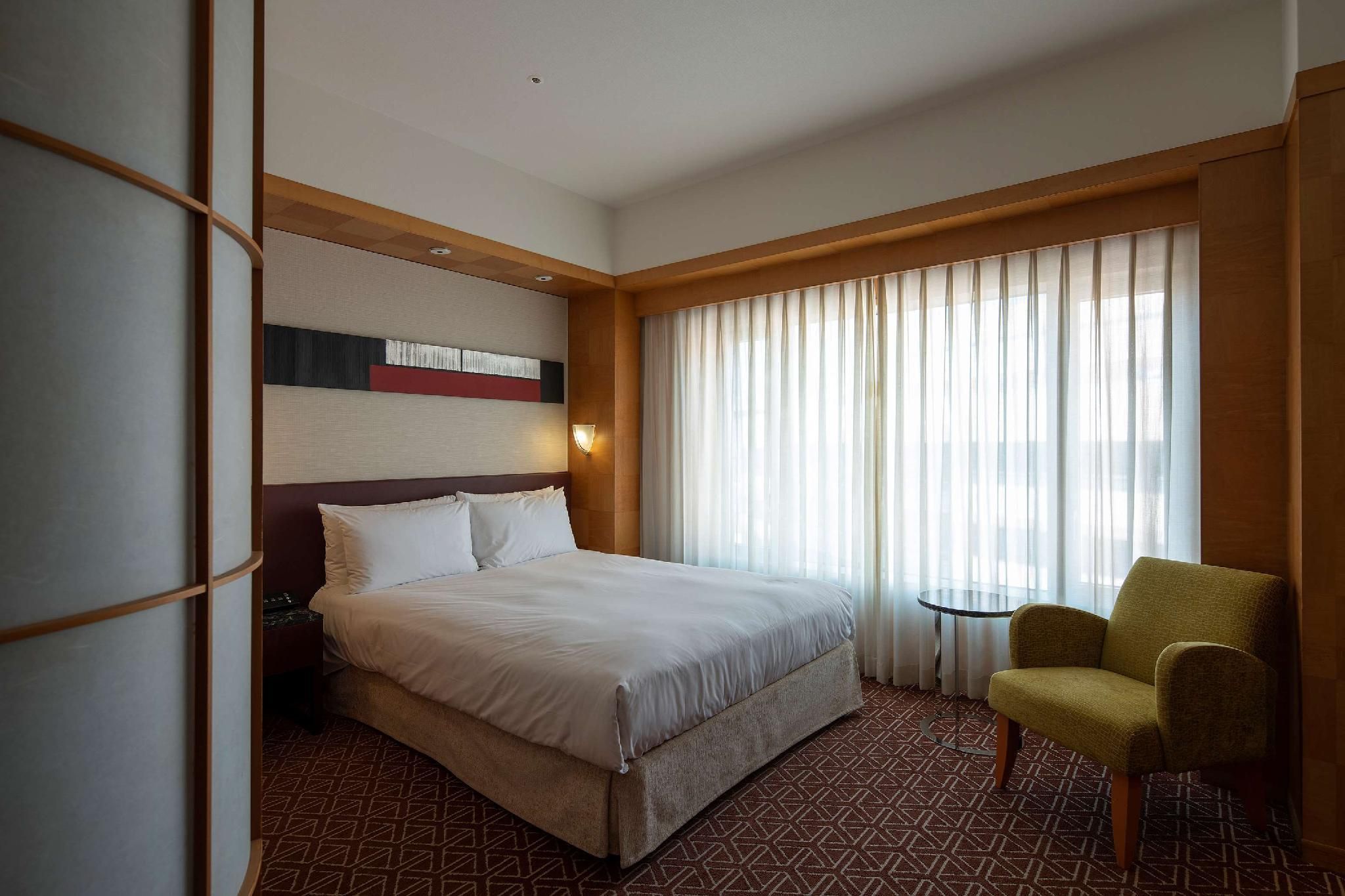 1 Queen Bed With Club Access