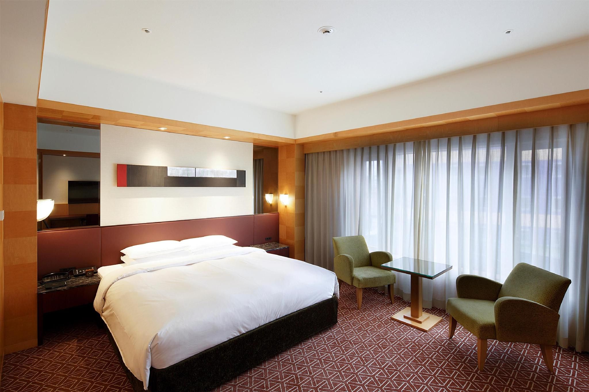 1 King Bed With Club Access