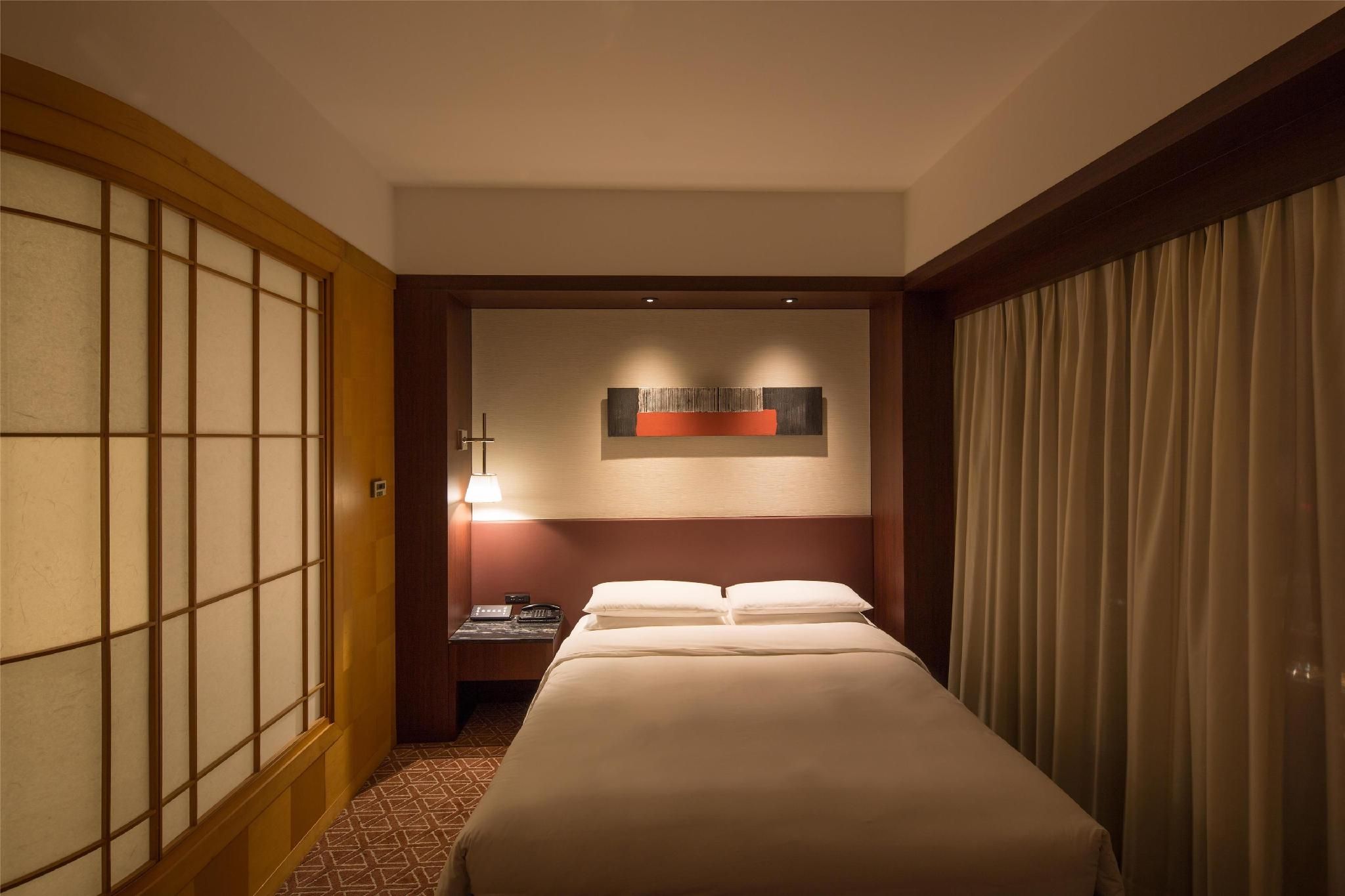1 Queen Bed