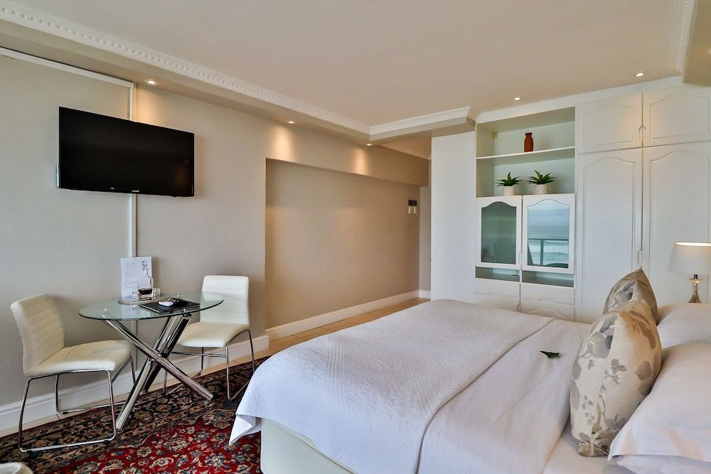 Hermanus Beachfront Lodge Luxury Room, Ocean View 2