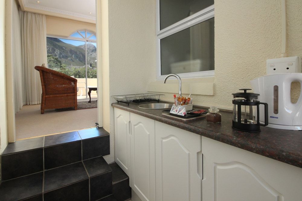 Hermanus Beachfront Lodge Luxury Suite, Mountain View 7