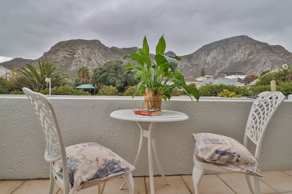 Hermanus Beachfront Lodge Luxury Suite, Mountain View 4