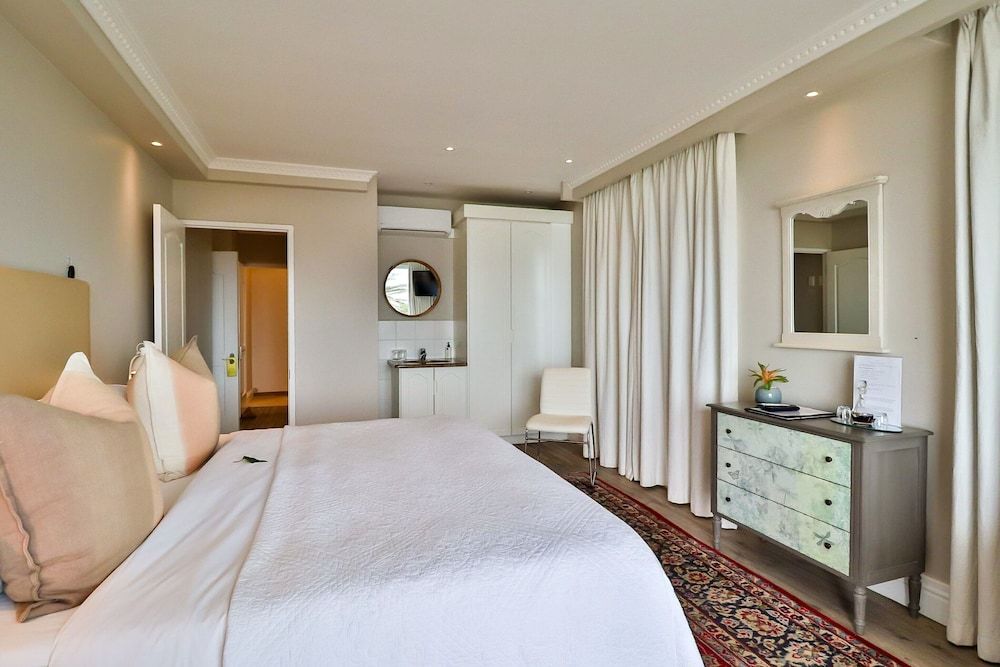 Hermanus Beachfront Lodge Premier Suite 4