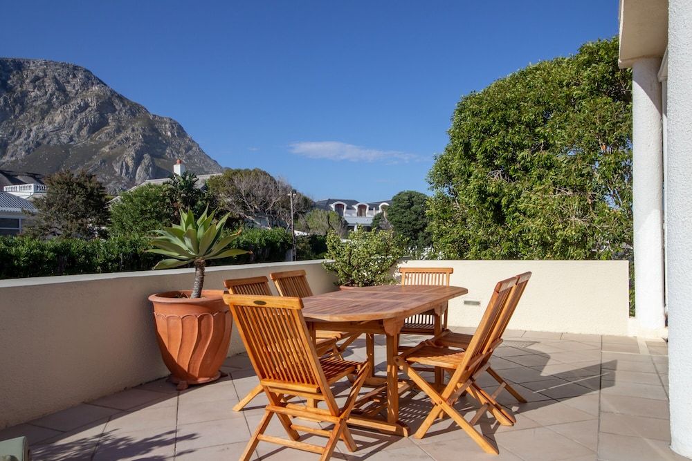Hermanus Beachfront Lodge Luxury Suite, Mountain View 5