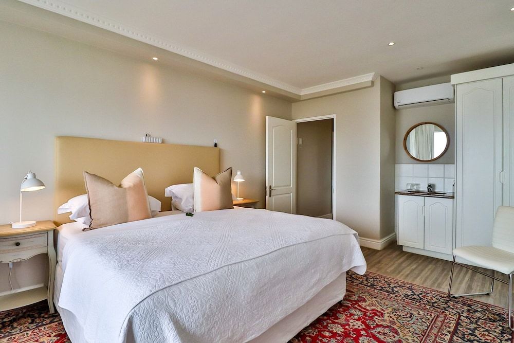 Hermanus Beachfront Lodge Premier Suite 6