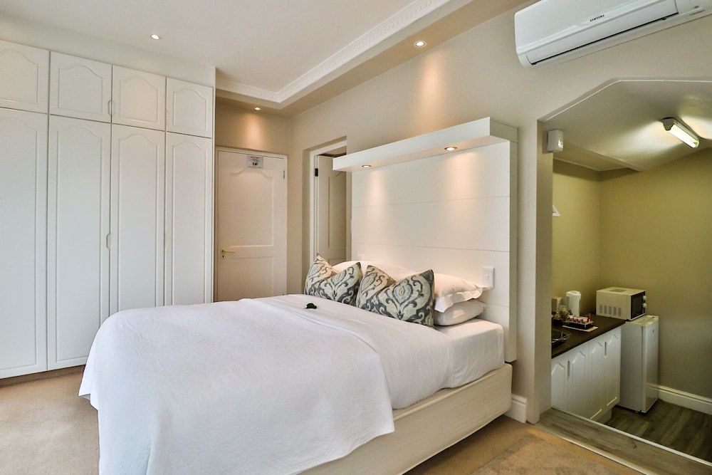 Hermanus Beachfront Lodge Luxury Suite, Mountain View 2