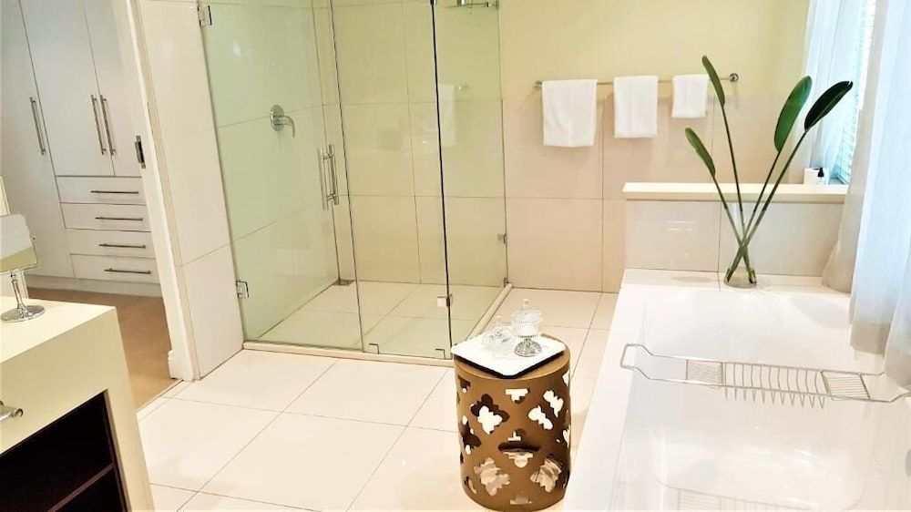 Q on First Deluxe Room 4