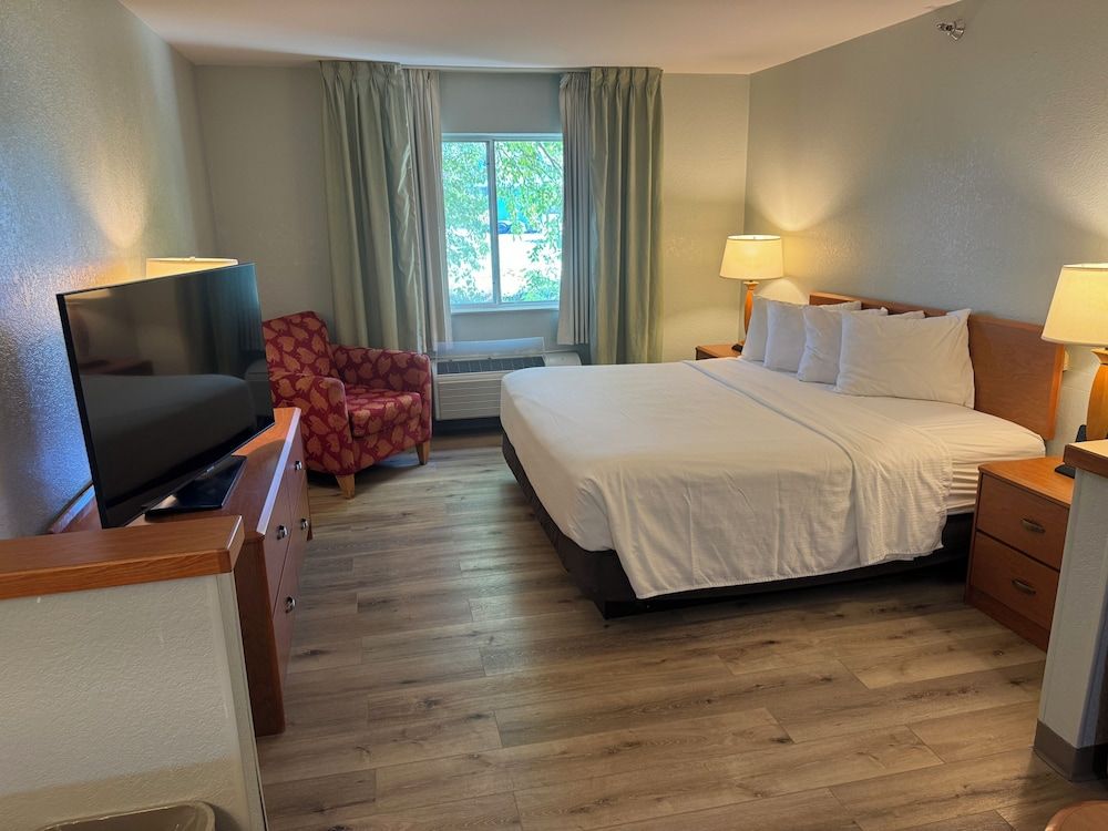 Business Room, 1 King Bed, Non Smoking
