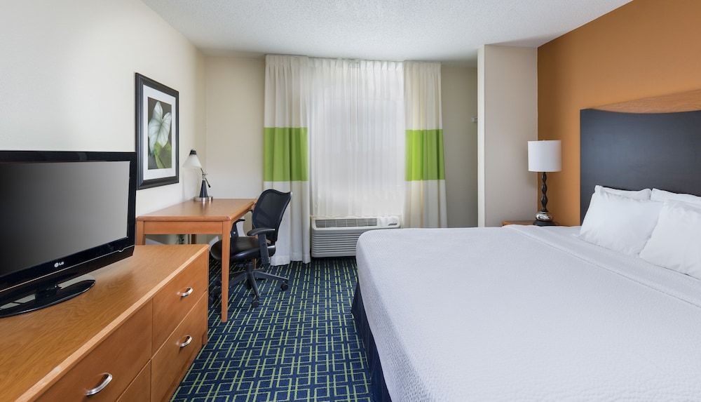 Room, 1 King Bed (Mobility/Hearing Access, Roll-In Shwr)