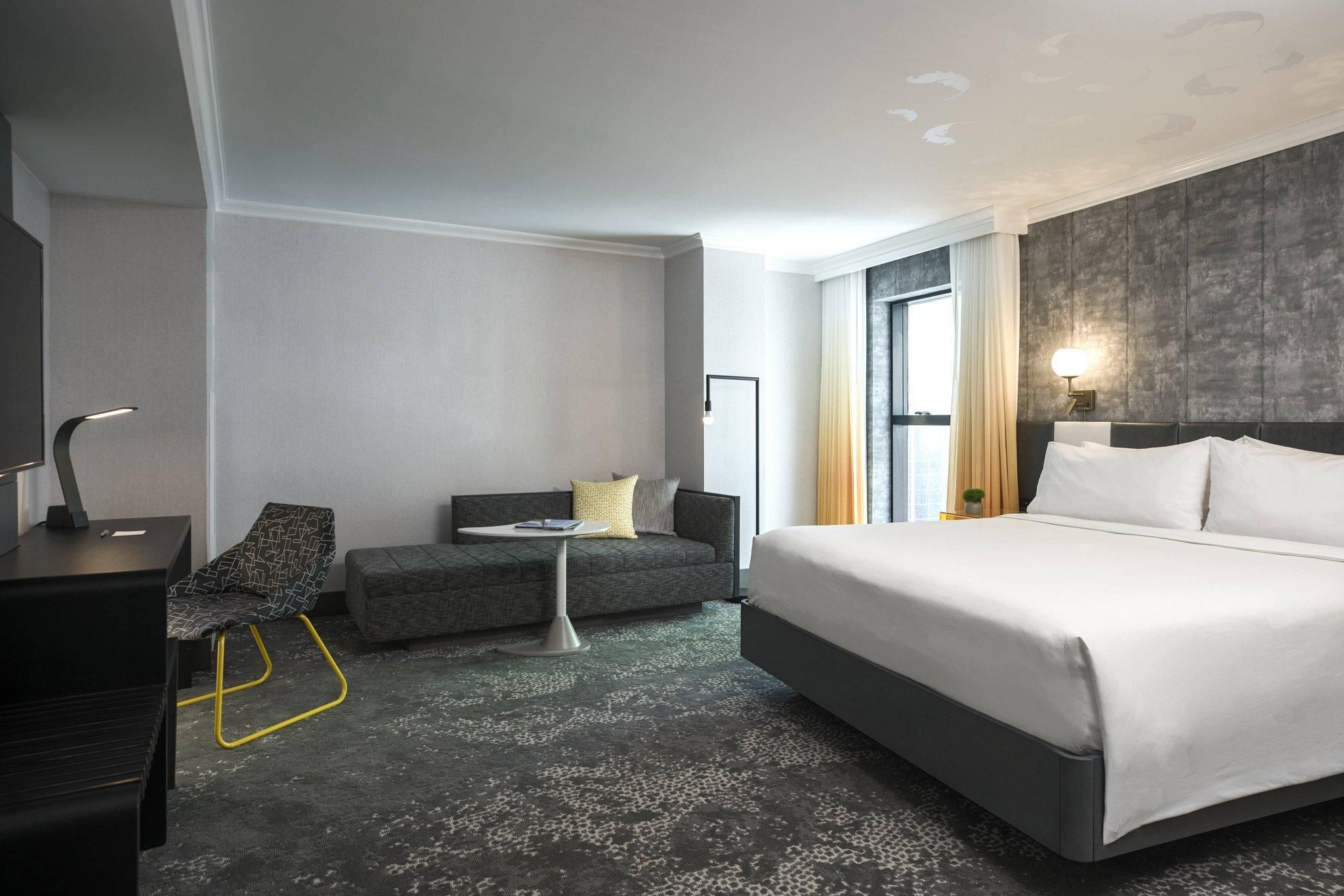 Larger Guest room, 1 King, Corner room