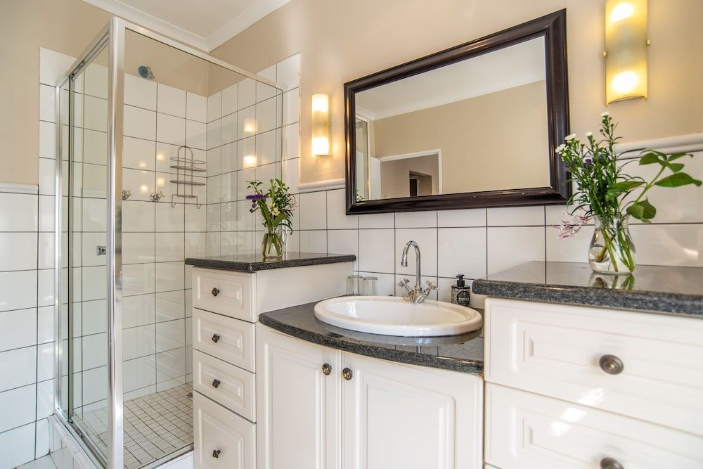 5th Avenue Gooseberry Guest House Twin room, en-suite bath,shower, Room 12 5