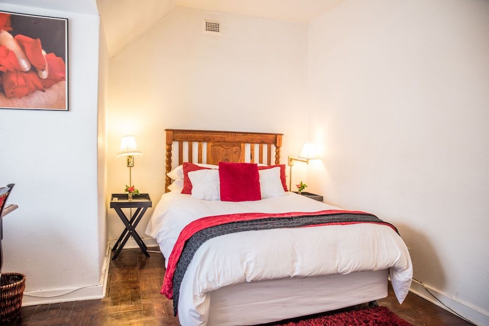 5th Avenue Gooseberry Guest House Double Room, ensuite Bathroom, Shower Room 6 2