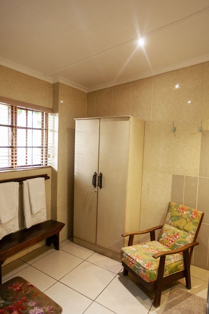 Town and Country Guest House Deluxe Double Room 2