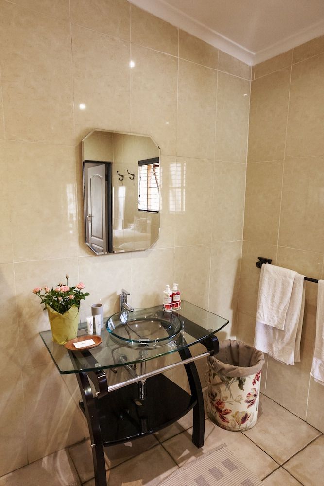 Town and Country Guest House Family Room 8