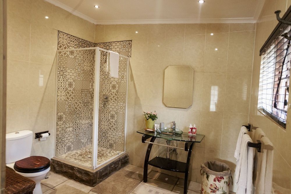 Town and Country Guest House Family Room 7