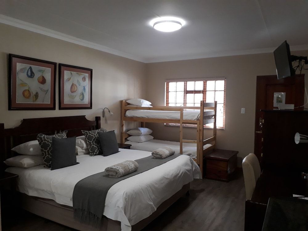 17 on Bird Guest House Family Room, 1 Bedroom (King Room) 3