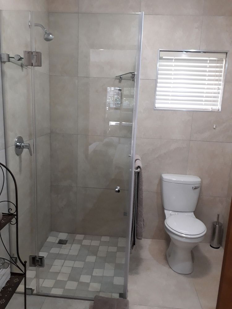 17 on Bird Guest House Family Room, 1 Bedroom (King Room) 10