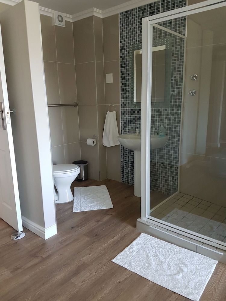 Riverview Guesthouse Blue Room with River View 4