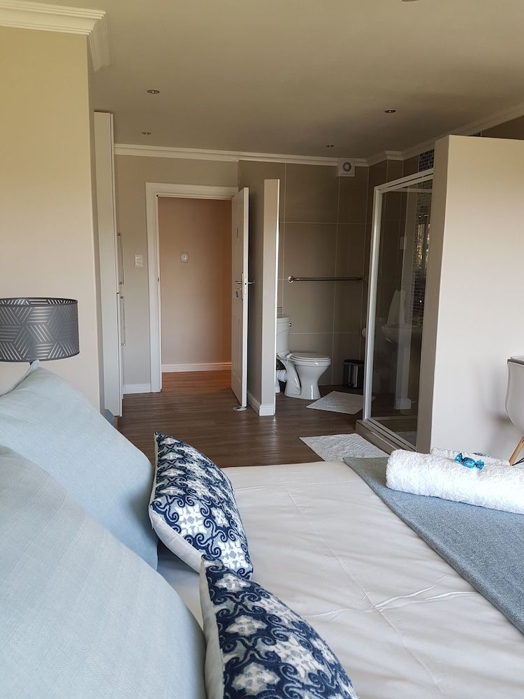 Riverview Guesthouse Blue Room with River View 5