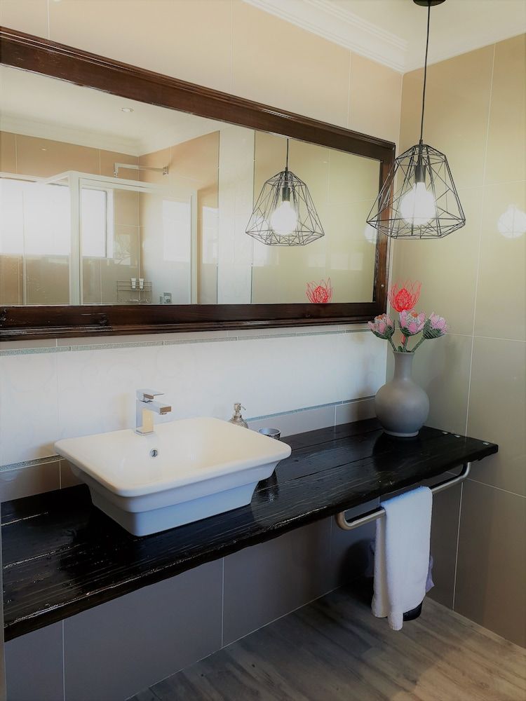 Riverview Guesthouse Protea Room with River View 4