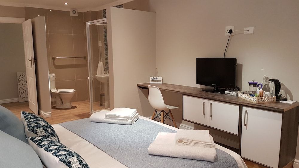 Riverview Guesthouse Blue Room with River View 6