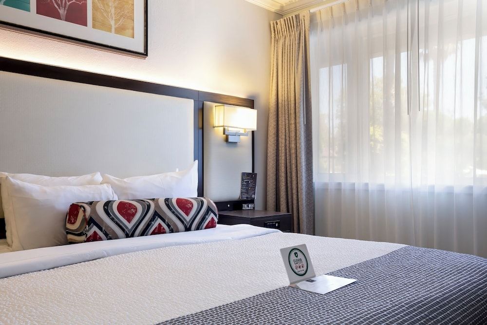 The Palo Alto Inn Deluxe Room, 1 King Bed, Bathtub (Non Smoking 1 King Room) 3