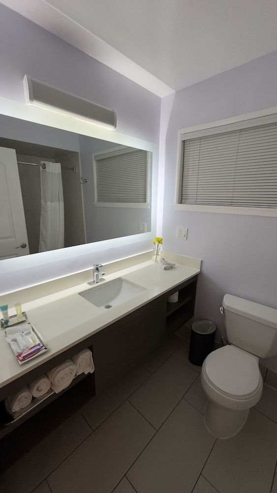 The Palo Alto Inn Deluxe Room, 1 King Bed, Bathtub (Non Smoking 1 King Room) 5