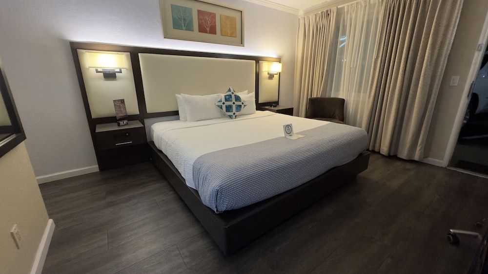 The Palo Alto Inn Deluxe Room, 1 King Bed, Bathtub (Non Smoking 1 King Room) 2