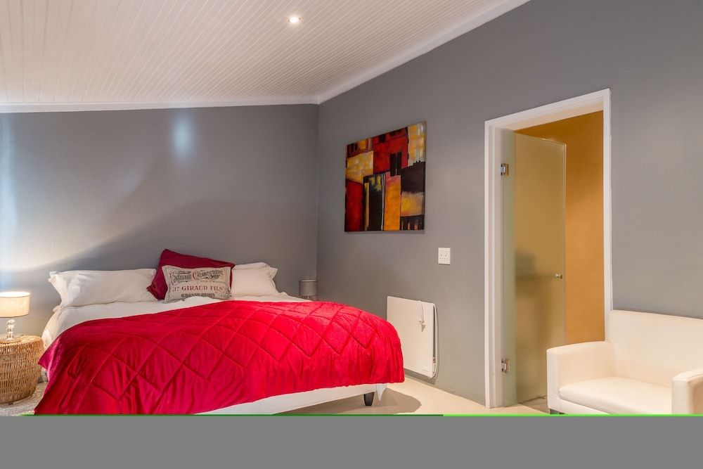 Colourful Manor Luxury Lodge Room, Kitchenette, Garden View 2