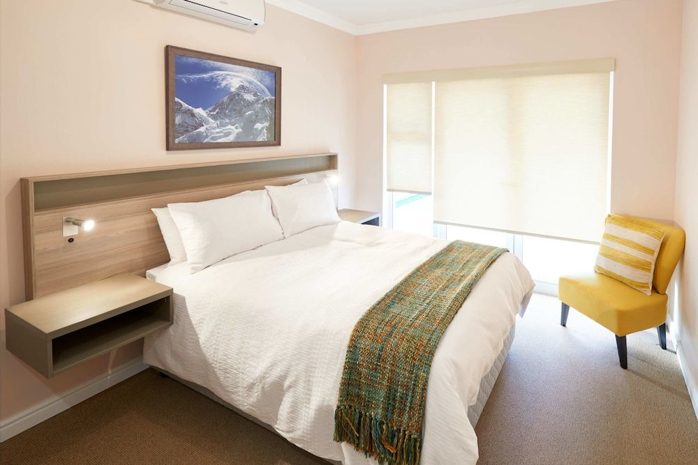 Outeniqua Inn Luxury Double Room, 1 Bedroom, Private Bathroom, Pool View 5