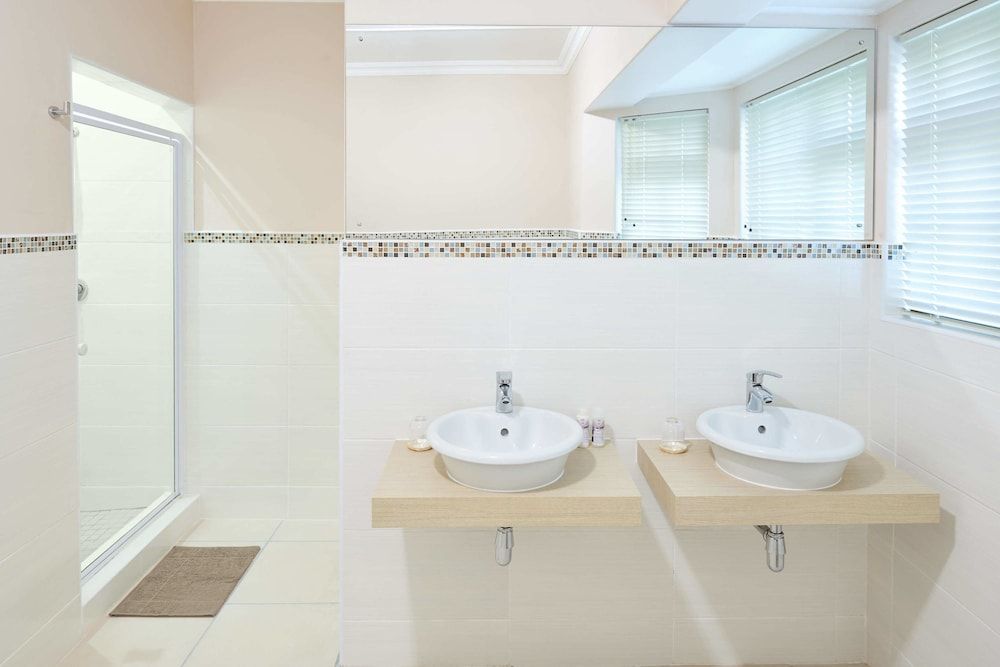 Outeniqua Inn Luxury Suite, 1 Bedroom, Private Bathroom, Pool View 4