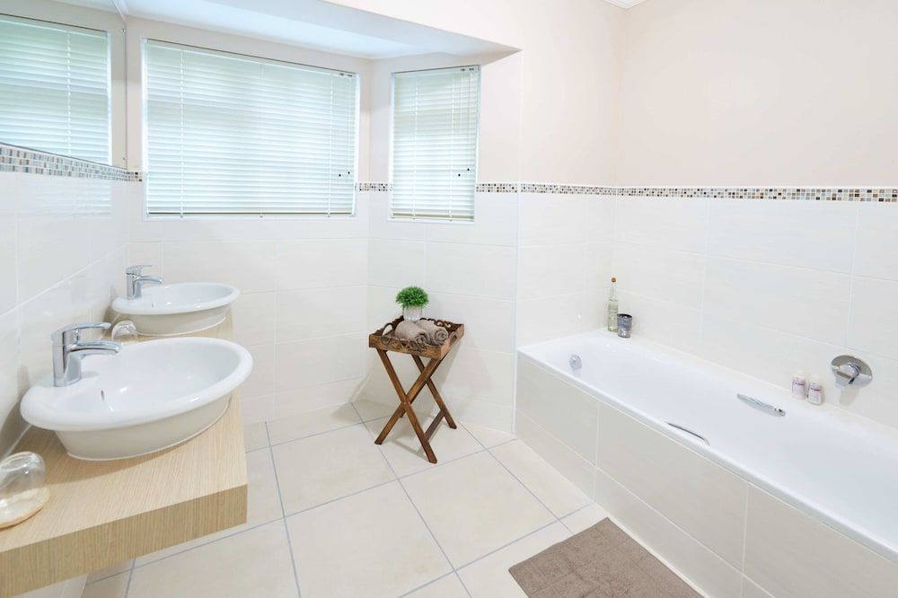 Outeniqua Inn Luxury Suite, 1 Bedroom, Private Bathroom, Pool View 3