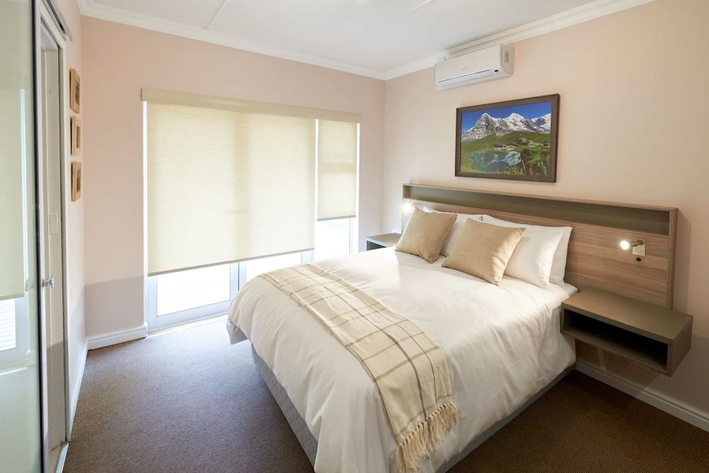 Outeniqua Inn Luxury Double Room, 1 Bedroom, Private Bathroom, Pool View 3