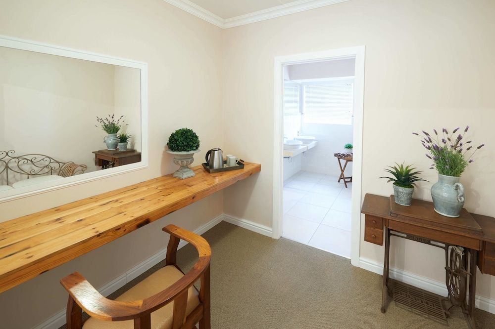 Outeniqua Inn Luxury Suite, 1 Bedroom, Private Bathroom, Pool View 5