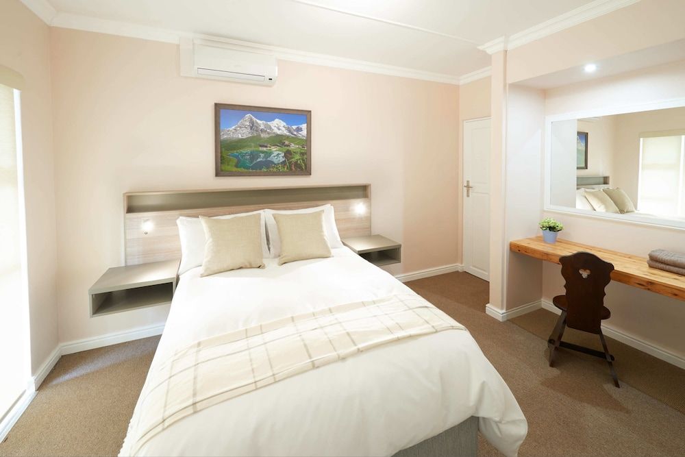 Outeniqua Inn Luxury Double Room, 1 Bedroom, Private Bathroom, Pool View 7