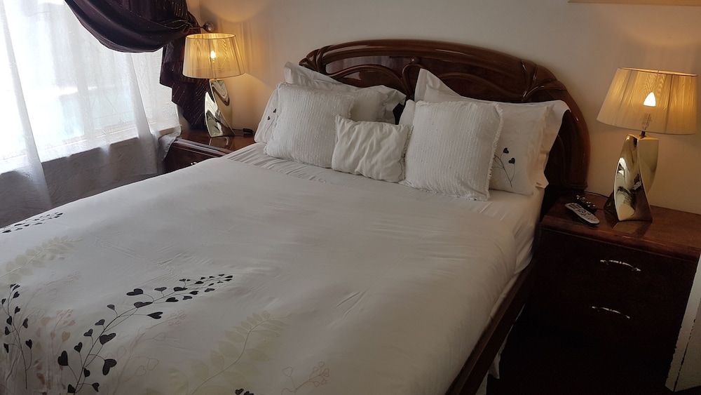 Premier Double Room, Pool View (Queen)