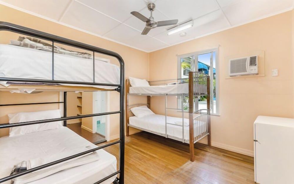 4 Bed Mixed Dorm with Ensuite (18 - 35 years old)