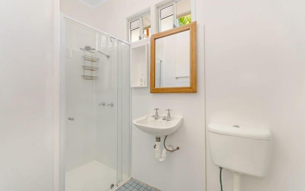 4 Bed Mixed Dorm with Ensuite (18 - 35 years old)