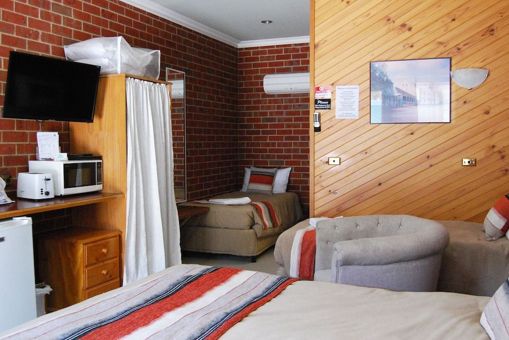 The Elms Motor Inn Family 4