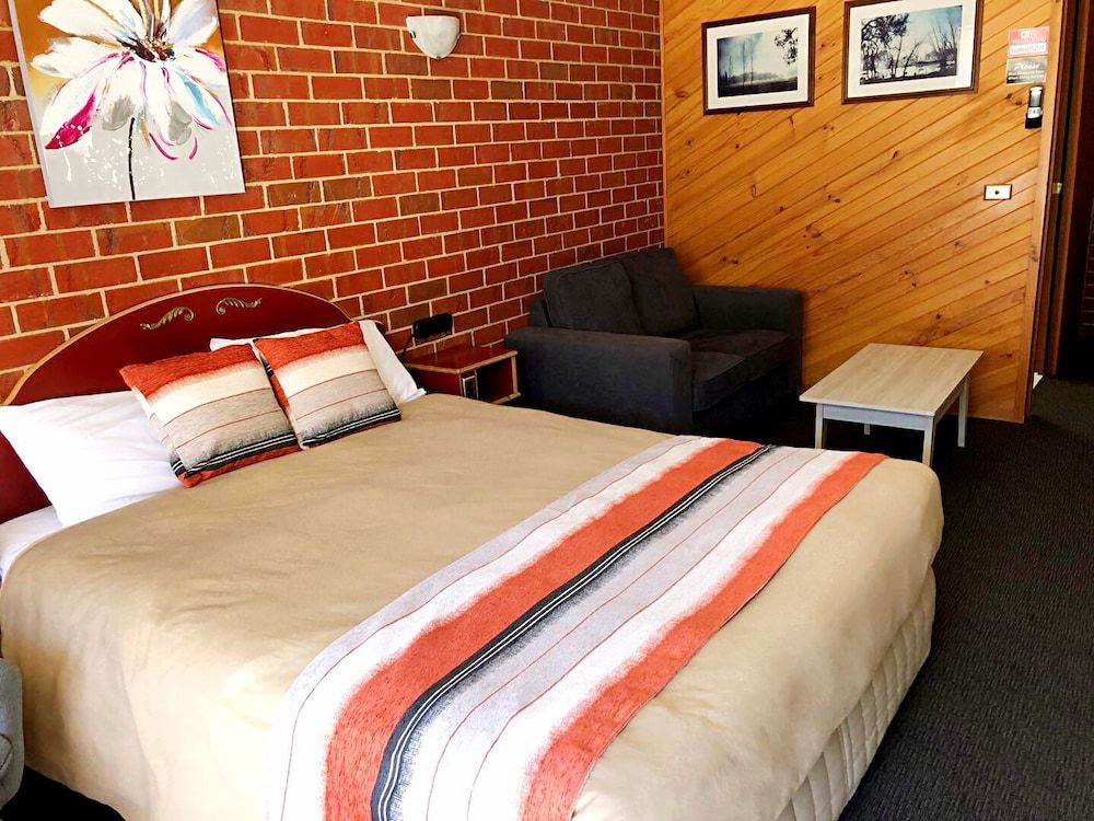 The Elms Motor Inn Queen 3