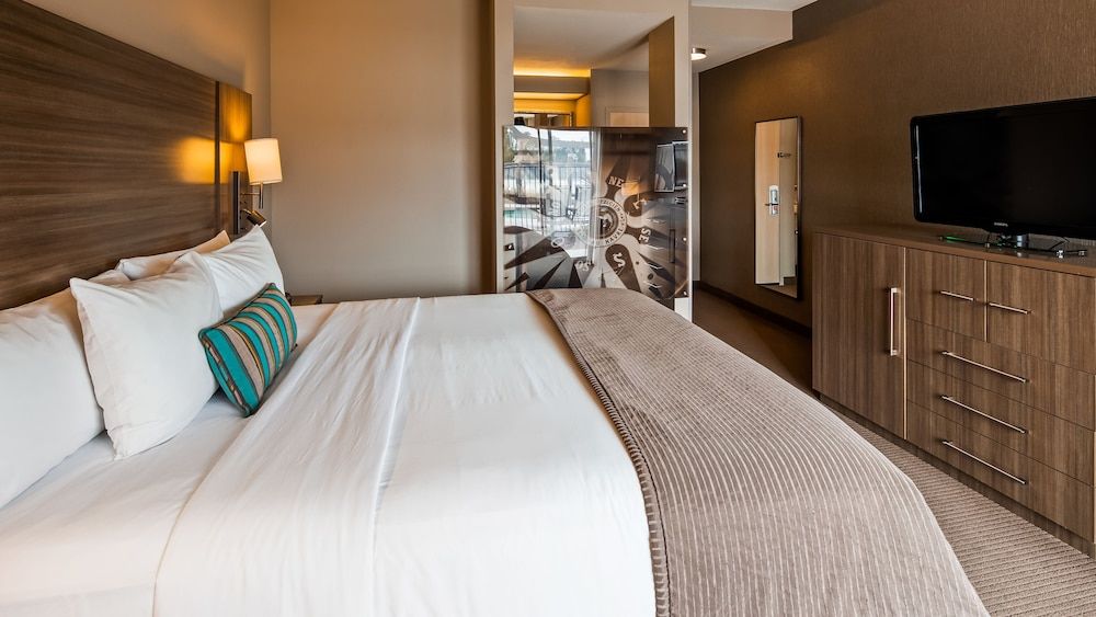 Executive Inn & Suites Embarcadero Cove Traditional Room, 1 King Bed, Water View 2