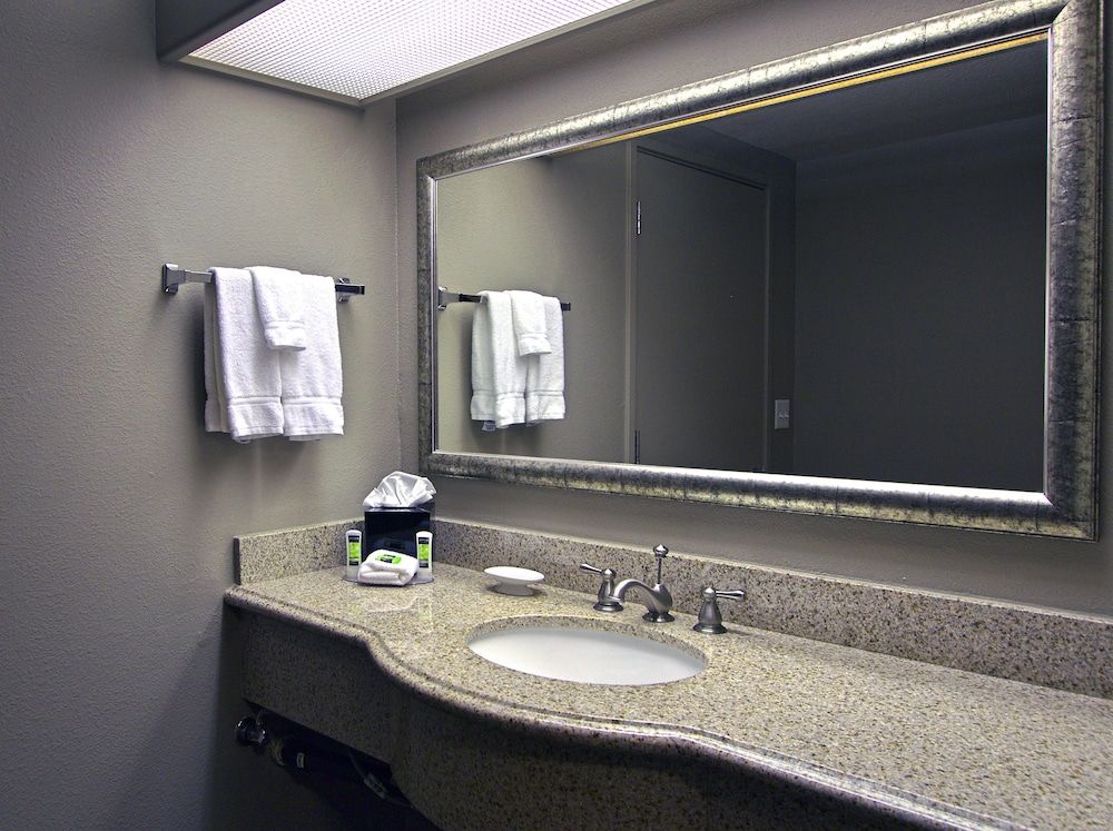 Executive Inn & Suites Embarcadero Cove Traditional Room, 1 King Bed, Water View 5