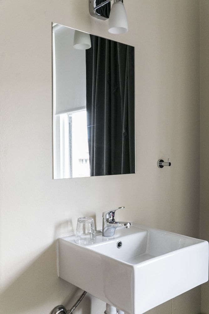 General Roberts Hotel Single Room 7